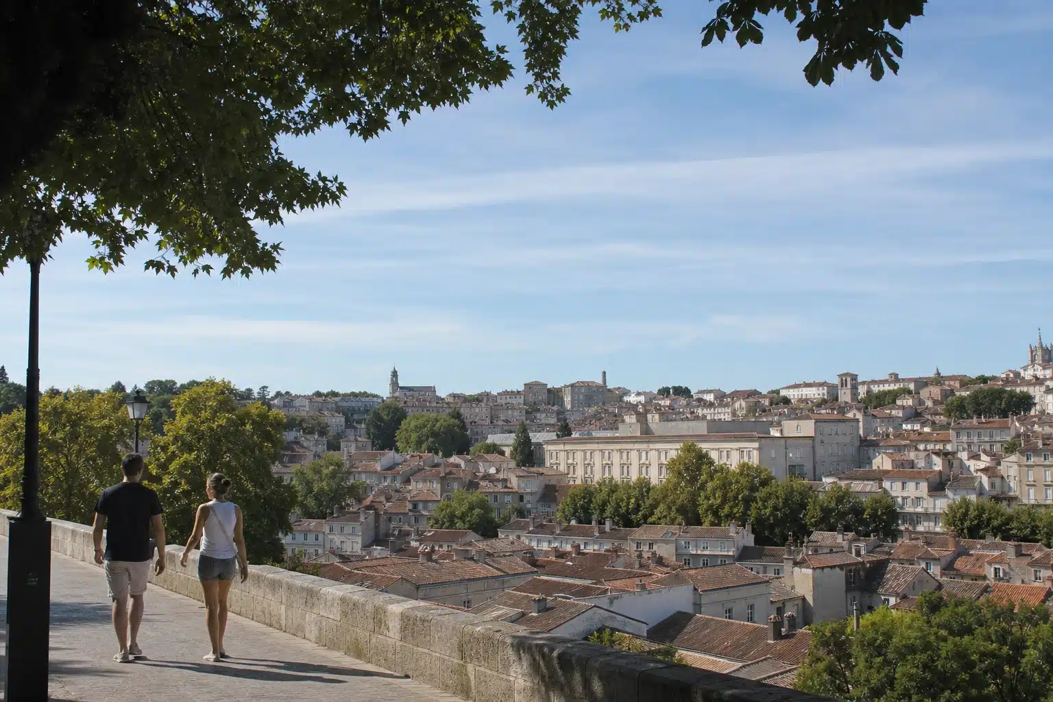 Personne sur belvédère dominant toits de la vieille ville